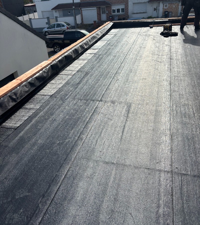 Plate-forme zinc Derbigum — réalisation Brynaert à Mons